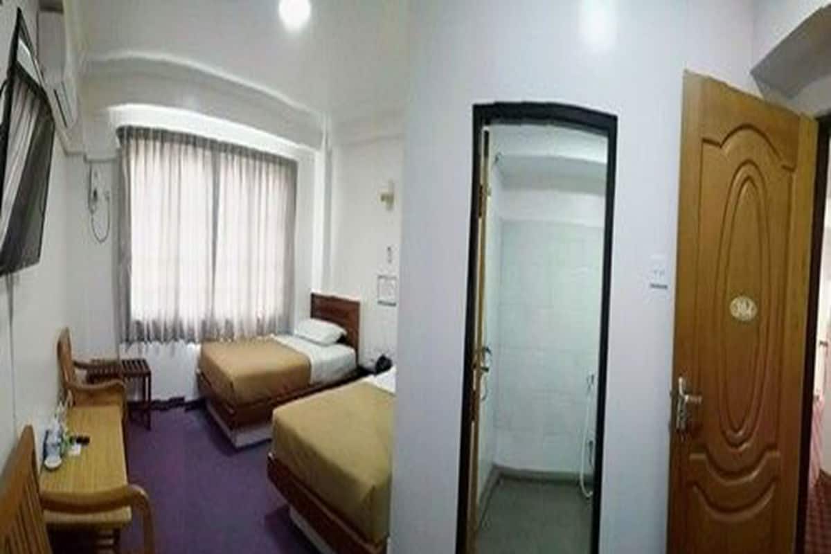 Standard Twin Room | Minibar, desk, WiFi (free), bed sheets