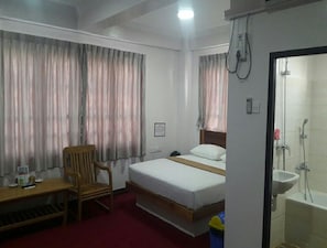 デラックス ダブルルーム | ミニバー、デスク、WiFi (無料)、ベッドシーツ