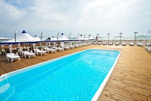 สระว่ายน้ำกลางแจ้งเปิดตามฤดูกาล