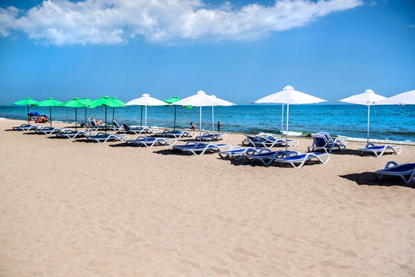 บนชายหาด