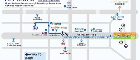 Un mapa de la estación de Seomyeon con varios servicios y tiendas señalados, como una tienda de conveniencia, un cine y una cafetería.