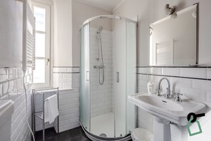 Douche, séchoir à cheveux, bidet, serviettes fournies