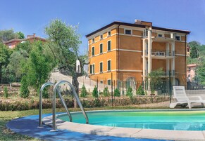 Una piscina al aire libre de temporada