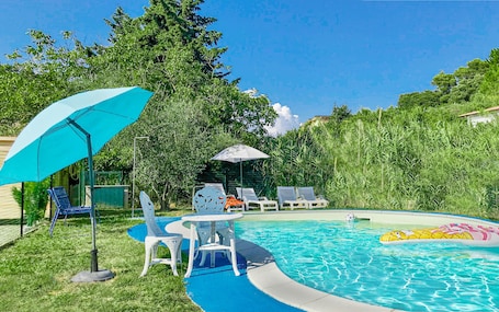 Una piscina al aire libre de temporada