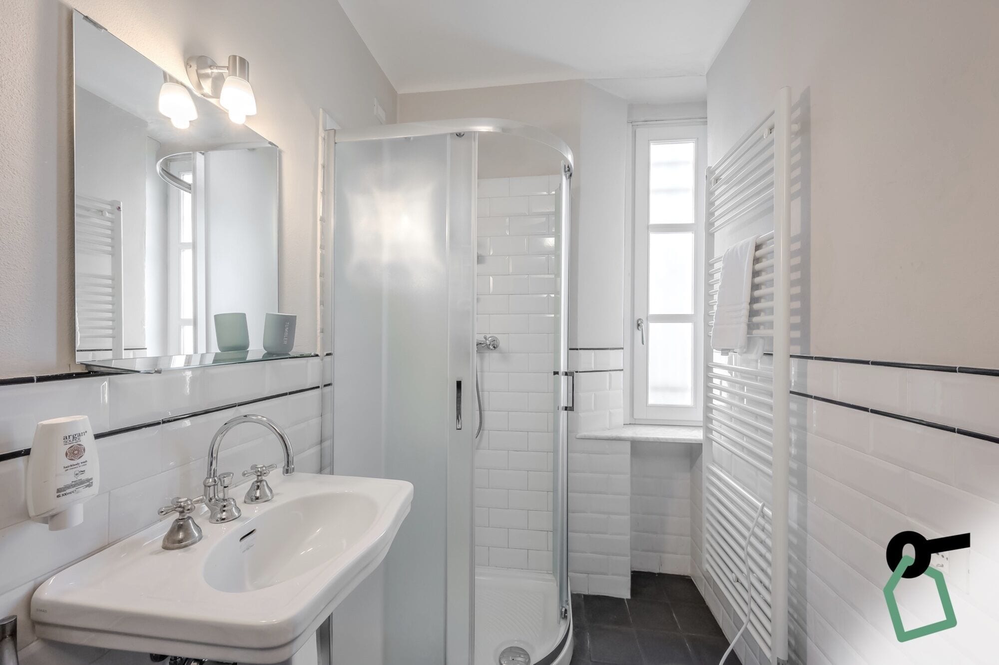 Douche, sèche-cheveux, bidet, serviettes fournies