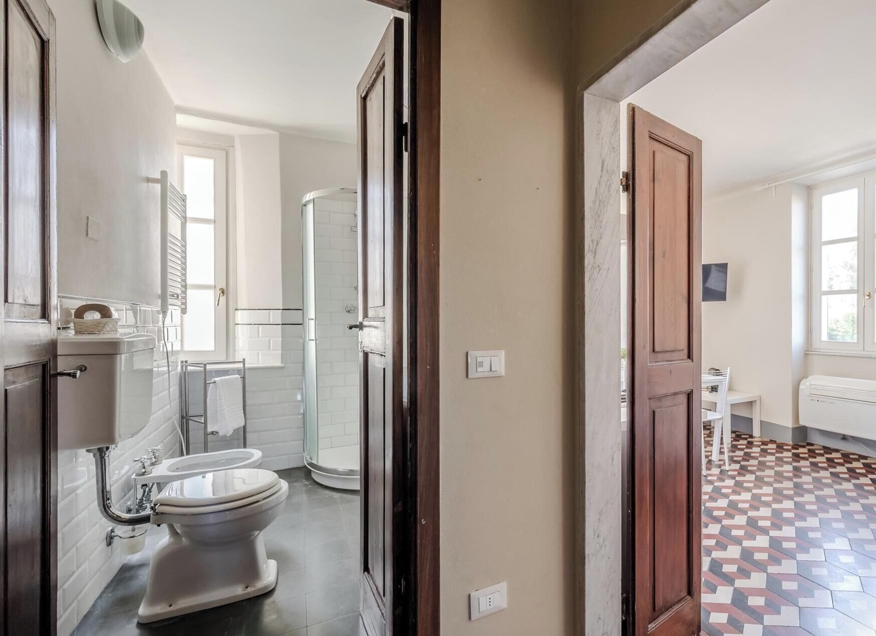 Une salle de bain comprenant des toilettes, un lavabo et un espace douche.