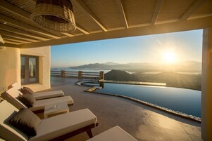 Piscina externa, espreguiçadeiras