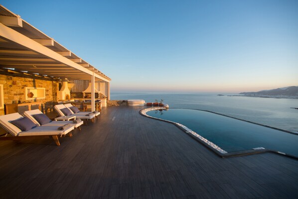 Outdoor pool, sun loungers - Naxos Rock Villas (Naxos)