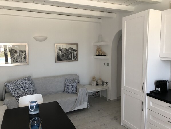 Deluxe Suite, 1 Queen Bed, Private Pool, Ocean View | Living room | 42-inch Smart TV with satellite channels, TV, Netflix - Naxos Rock Villas (Naxos)