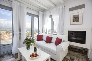 XXXPremium Villa, 1 Bedroom, Lanai, Sea Facing | Vardagsrum | 42-tums smart-tv med satellitkanaler, tv och Netflix