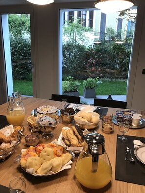 Free daily continental breakfast - Conti Guest House (Milan)