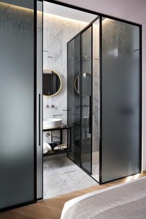 Shower, designer toiletries, hair dryer, bathrobes - Conti Guest House (Milan)