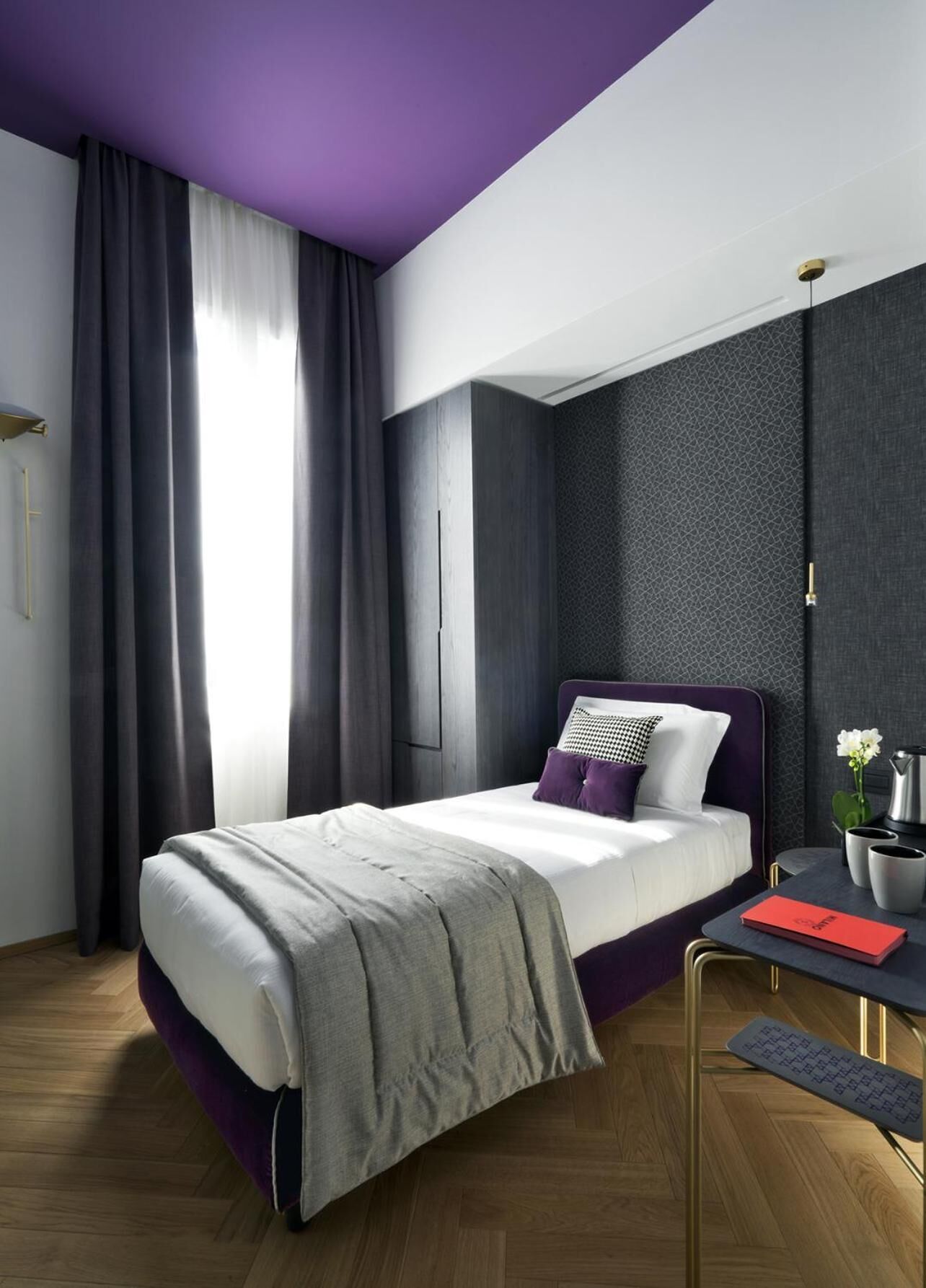 Une chambre à coucher moderne avec un lit, un bureau et une chaise.