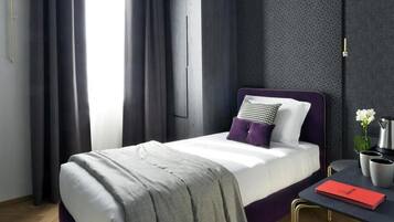 Une chambre à coucher moderne avec un lit, un bureau et une chaise.