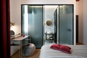 Roupas de cama premium, edredons de pluma, frigobar, cofres nos quartos