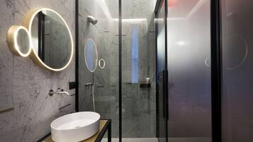 Dusche, Designer-Toilettenartikel, Haartrockner, Bademäntel