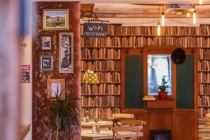 朝食、ランチ、ディナーに営業 (郷土料理)