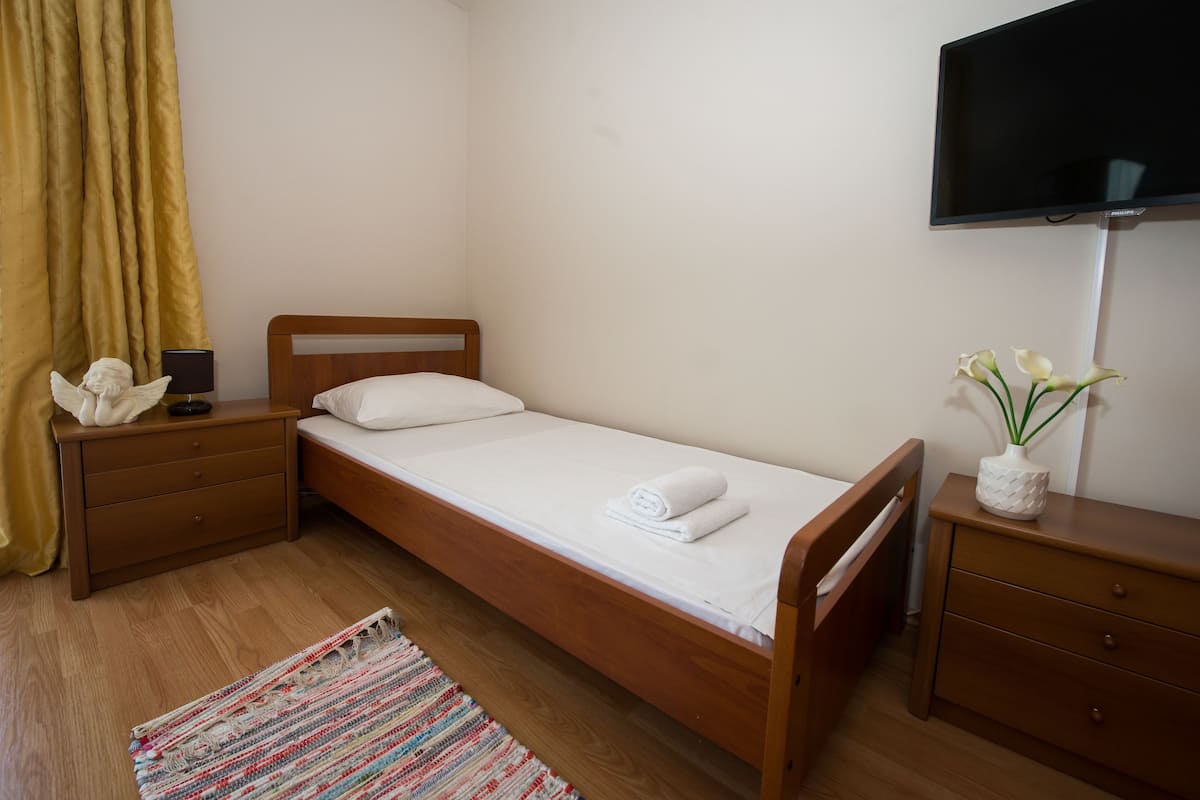 Eenpersoonskamer, balkon | Luxe beddengoed, een kluis op de kamer, een bureau