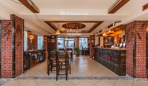 Frokost, lunsj og middag serveres, lokale retter 