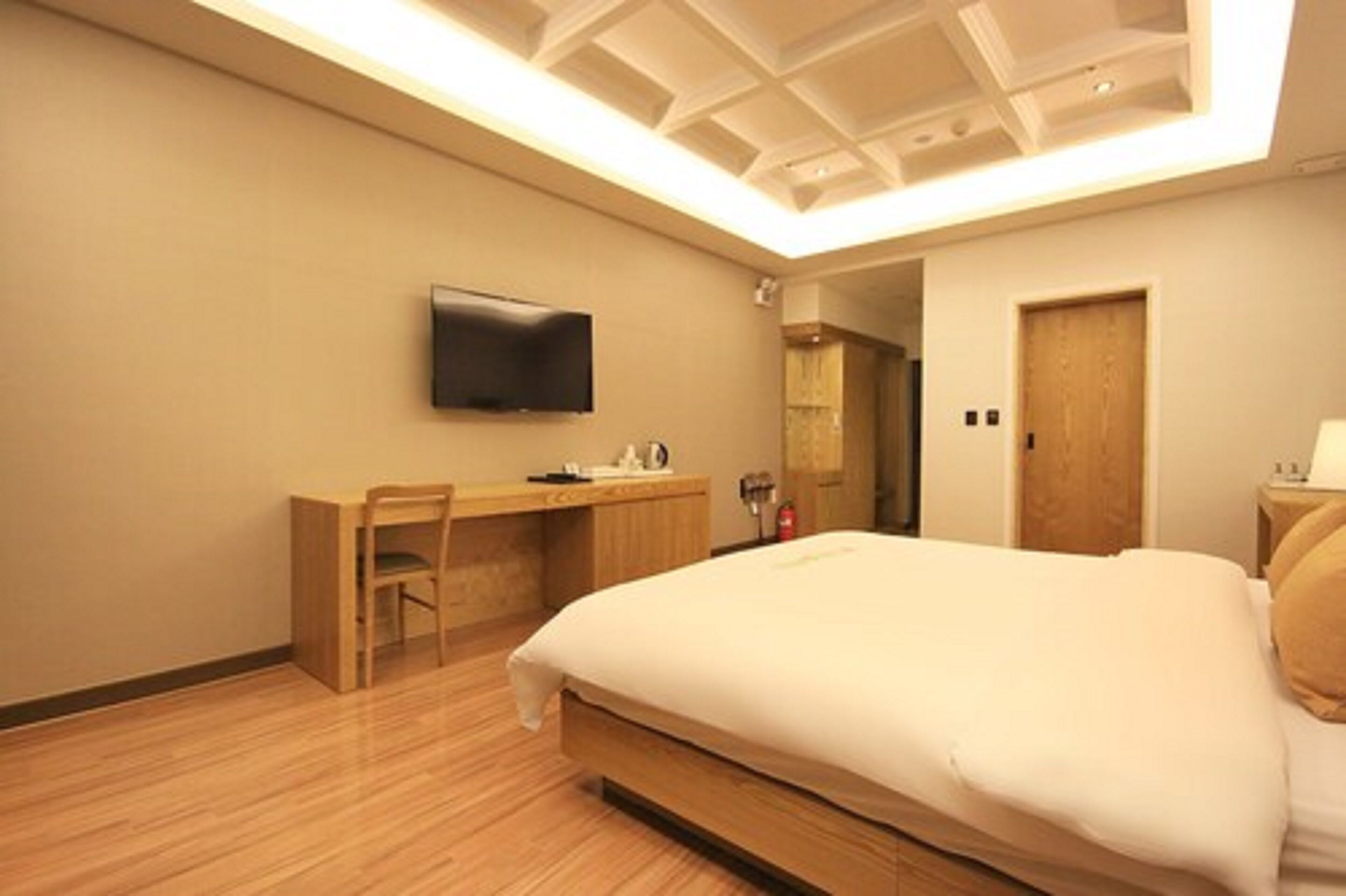 standard double room | in-room safe, blackout curtains, soundproofing, iron/ironing board