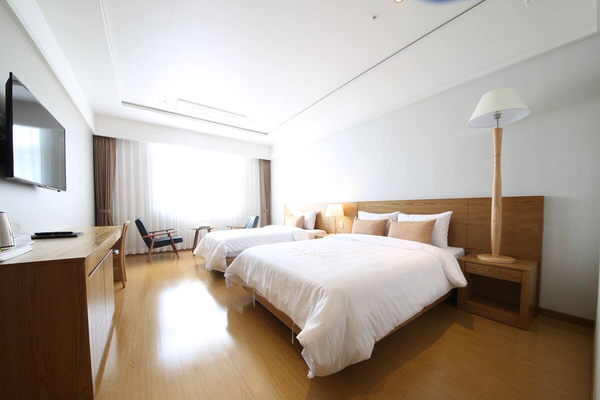 VIP Twin Room | In-room safe, blackout drapes, soundproofing, iron/ironing board