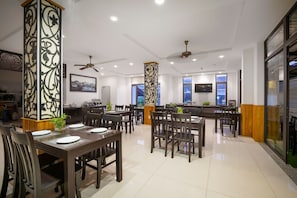 Aamiainen, lounas ja illallinen; paikallinen keittiö