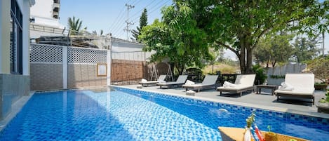 Deluxe Double Room, Beach View | Minibar, in-room safe, desk, soundproofing