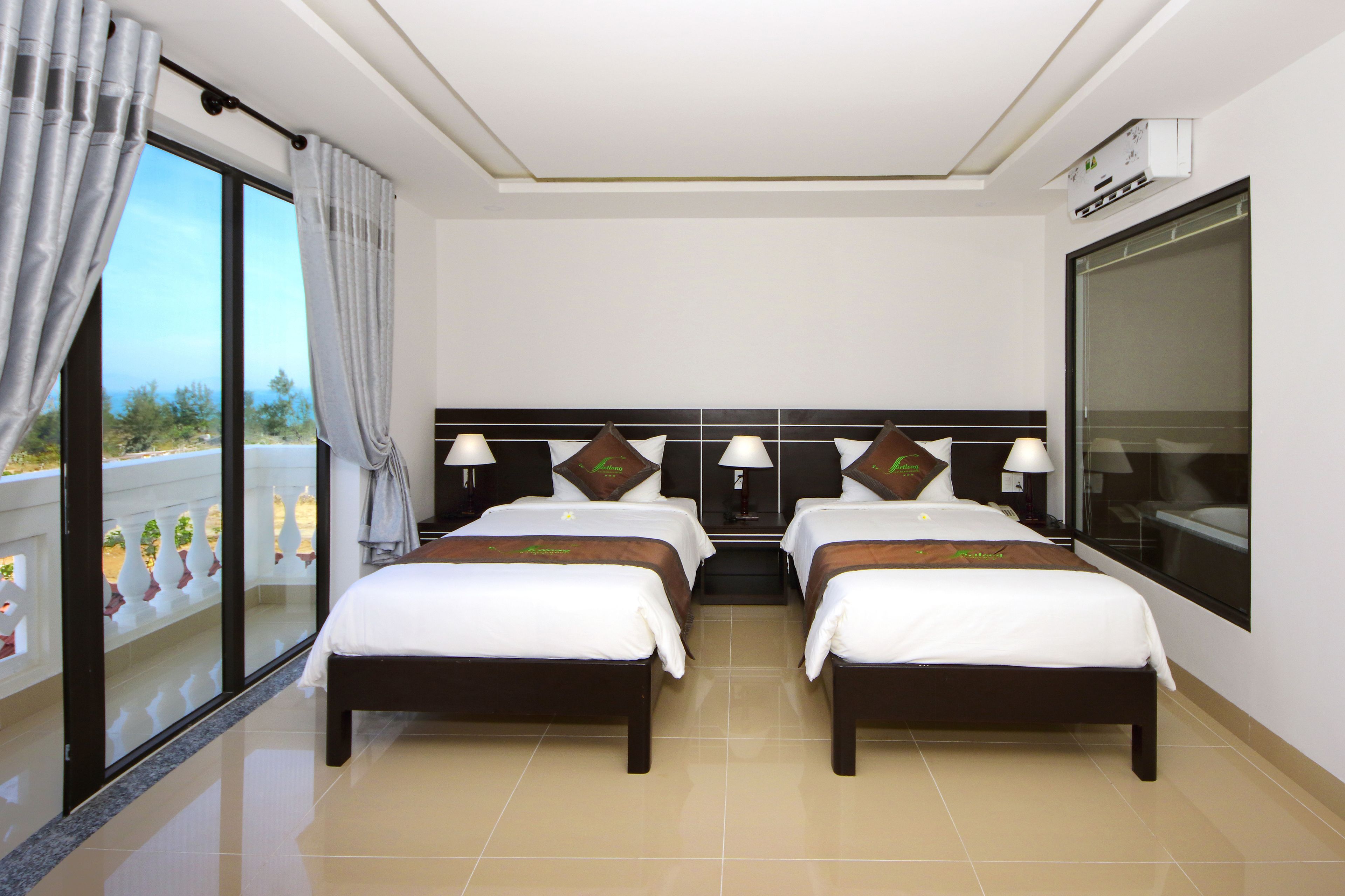 deluxe double room, balcony | minibar, in-room safe, desk, soundproofing