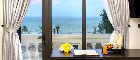 Habitación Deluxe doble, vistas a la playa | Minibar, caja fuerte, escritorio y sistema de insonorización