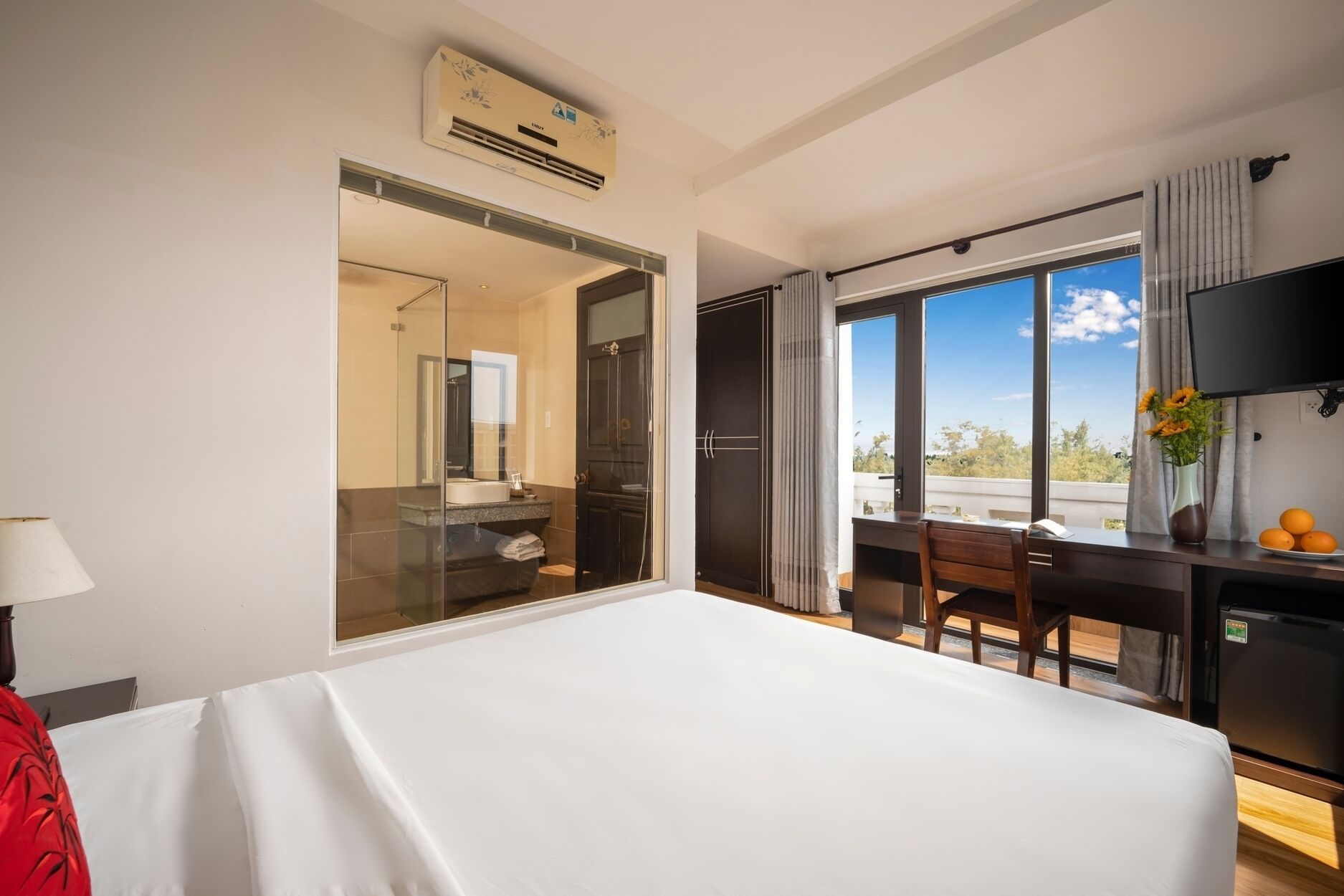 Dobbeltrom – deluxe, strandutsikt | Oppholdsrom | Flatskjerm-TV