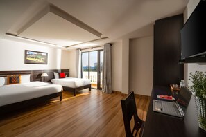 Tremannsrom – deluxe, balkong | Minibar, safe på rommet, skrivebord og lydisolert