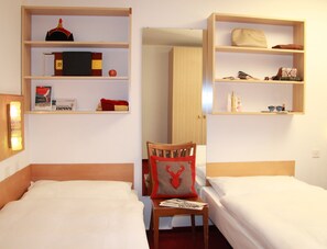 خزنة داخل الغرفة ومكتب وأسرّة أطفال/رضّع (مجانًا) وواي فاي مجانًا