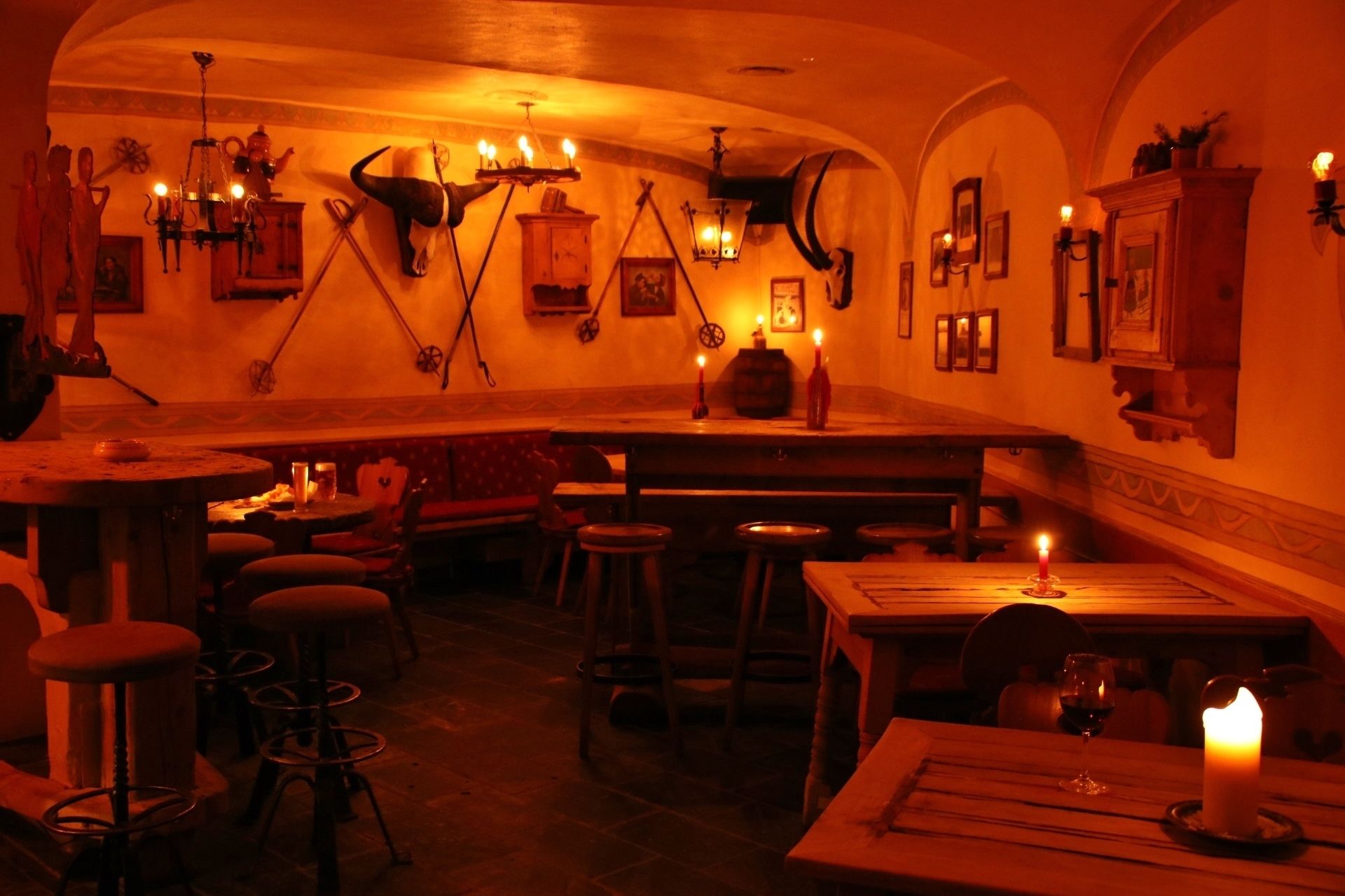 3 bars/lounges