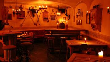 3 bars/lounges