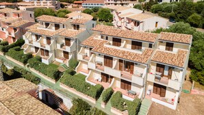 A residential area with multi-story buildings featuring balconies and tiled roofs. - Residence Costa del Turchese by PendraHolidays (Badesi)