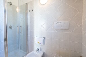 Familielejlighed - 1 soveværelse - havudsigt (6 pax) | Badeværelse | Bruser, gratis toiletartikler, hårtørrer, bidet