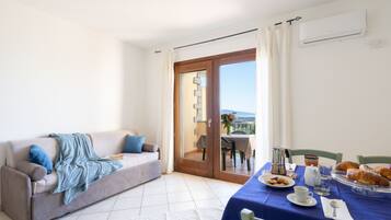 Classic-Apartment, 1 Schlafzimmer, Meerblick | Wohnbereich | LCD-Fernseher