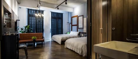 Habitación cuádruple clásica | Cortinas blackout, wifi gratis y ropa de cama