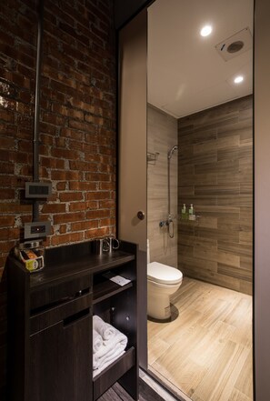 Quarto casal econômico | Banheiro | Chuveiro, produtos de toalete grátis, secador de cabelo, chinelos