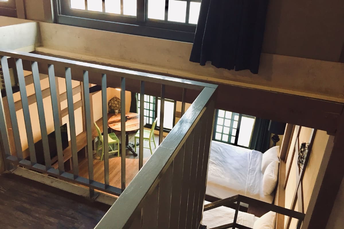 Loft Deluks, 2 kamar mandi | 1 kamar tidur, tirai kedap cahaya, Wi-Fi gratis, dan seprai linen