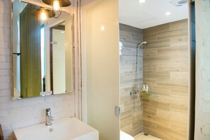 Comfort Quadruple Room | Bathroom amenities | Shower, free toiletries, hair dryer, slippers - The Brick (Tainan)