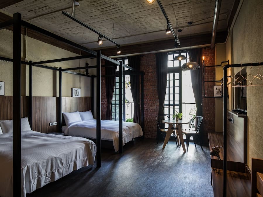 Cortinas blackout, wifi gratis y ropa de cama