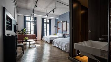 Classic Quadruple Room | Blackout drapes, free WiFi, bed sheets