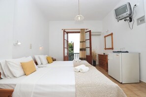 Basic Double Room | Iron/ironing board, free WiFi - Rallis Apartments (Paros)