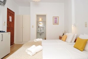 Basic Double Room | Iron/ironing board, free WiFi