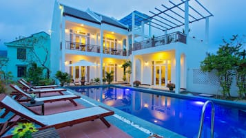 Outdoor pool, pool loungers