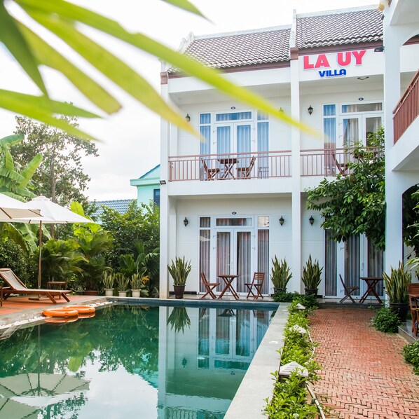 Outdoor pool, pool loungers - La Uy Villa (Da Nang)