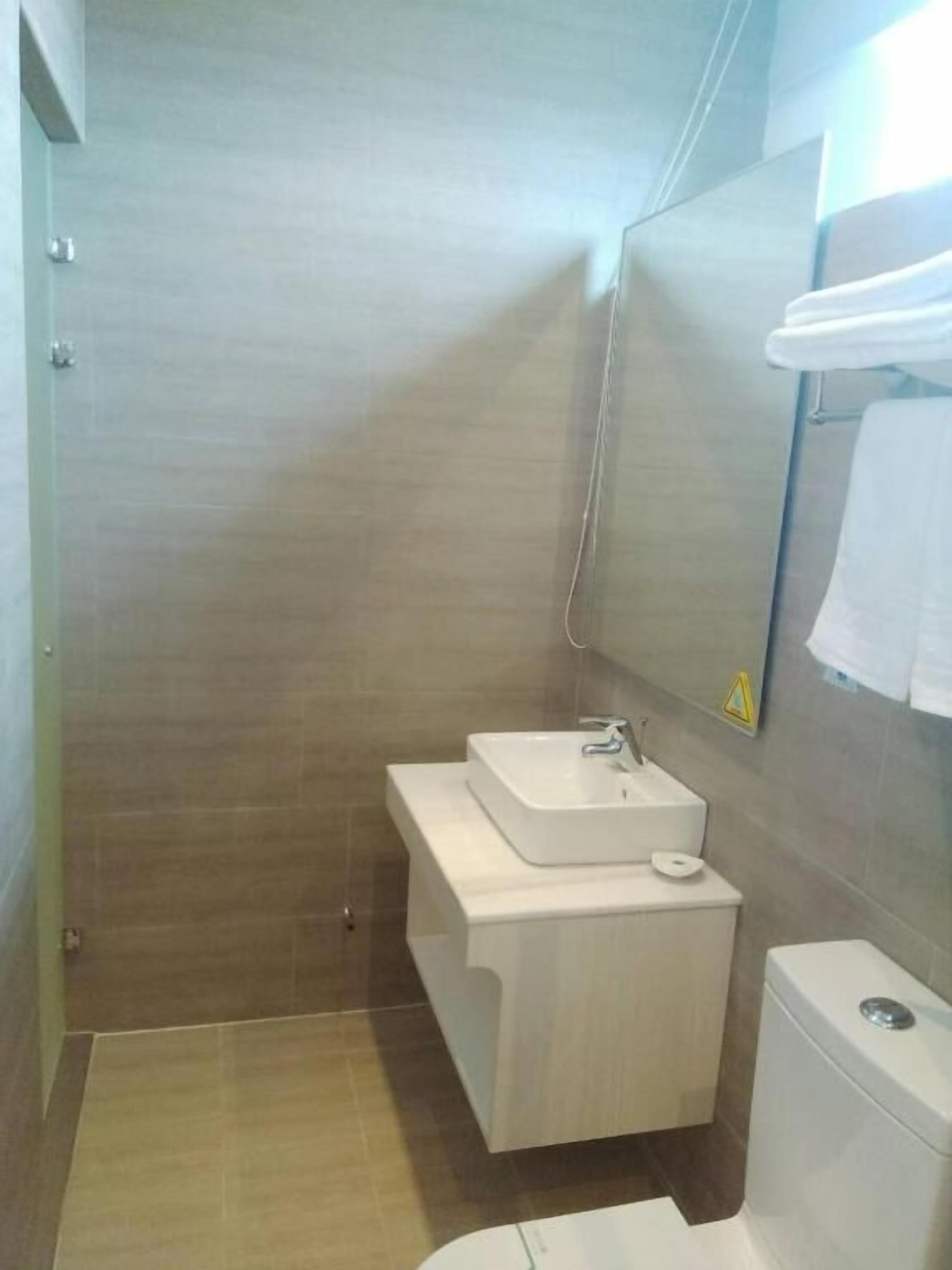 shower, free toiletries, hair dryer, slippers