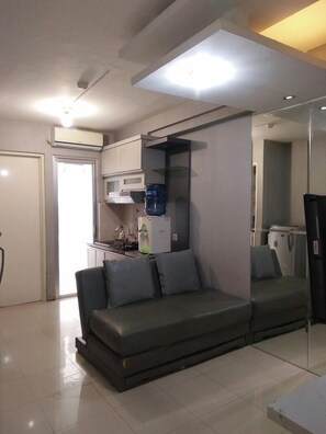 Desk, free WiFi - Ritz Properti (Jakarta)