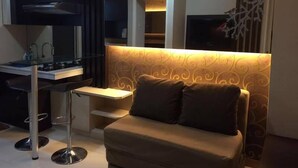 Luxury Double Room Single Use, 2 Bedrooms, Refrigerator, Pool View | Safe - Ritz Properti (Jakarta)